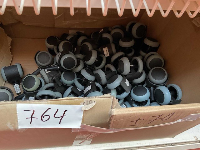 Doos met 70 wielen - afbeelding 1 van  5