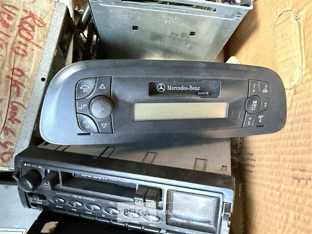 Doos met autoradio's voor mercedes - afbeelding 2 van  4