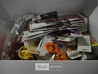 Doos met carnavalaccesoires - afbeelding 1 van  7