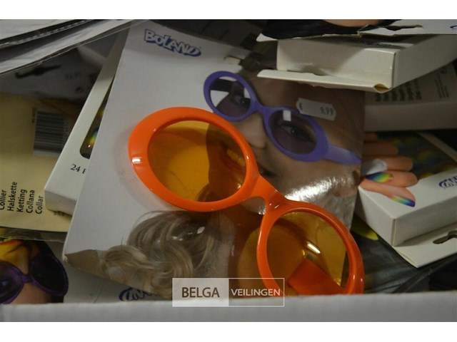 Doos met carnavalaccesoires - afbeelding 2 van  7