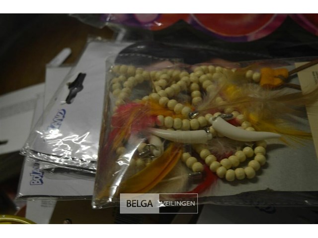 Doos met carnavalaccesoires - afbeelding 5 van  7