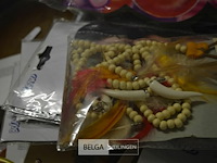 Doos met carnavalaccesoires - afbeelding 5 van  7