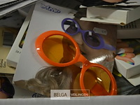 Doos met carnavalaccesoires - afbeelding 2 van  3