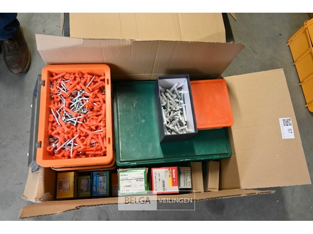 Doos met div schroeven en uitvulplaatjes - afbeelding 1 van  4