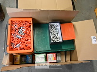Doos met div schroeven en uitvulplaatjes - afbeelding 1 van  4
