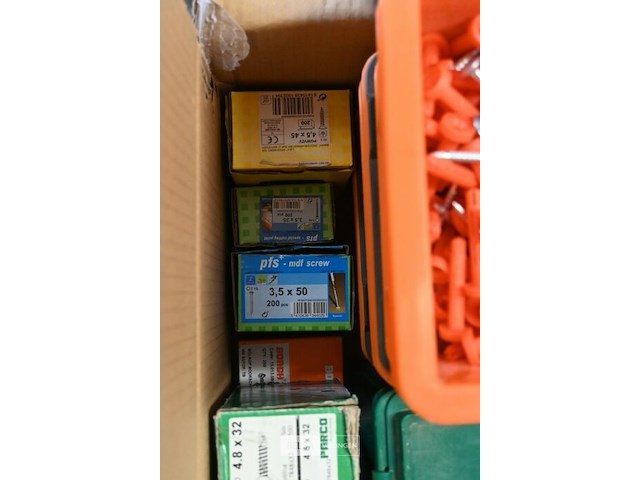Doos met div schroeven en uitvulplaatjes - afbeelding 2 van  4