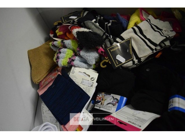 Doos met div soorten en maten sokken - afbeelding 2 van  5