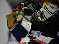 Doos met div soorten en maten sokken - afbeelding 2 van  5