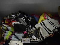 Doos met div soorten en maten sokken - afbeelding 3 van  5