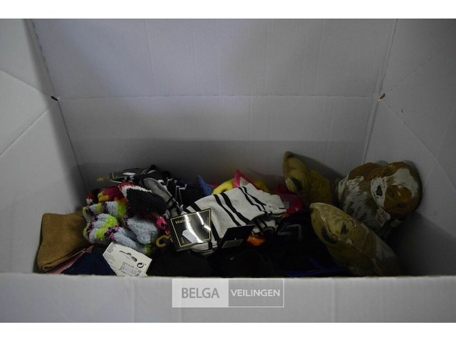 Doos met div soorten en maten sokken - afbeelding 1 van  5