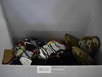 Doos met div soorten en maten sokken - afbeelding 1 van  5