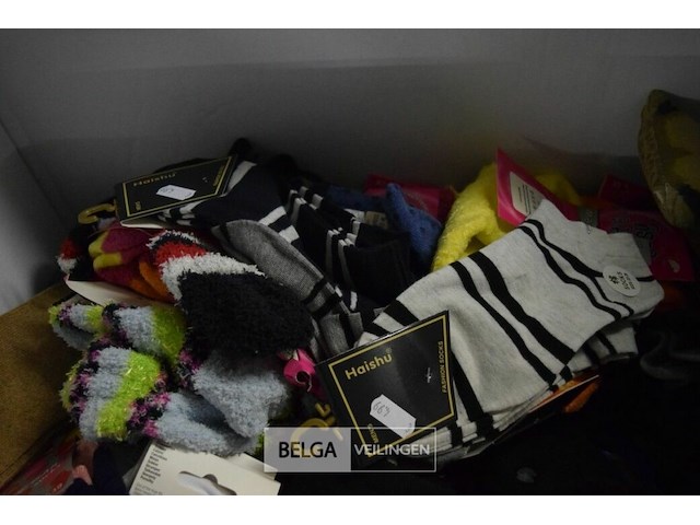 Doos met div soorten en maten sokken - afbeelding 3 van  5