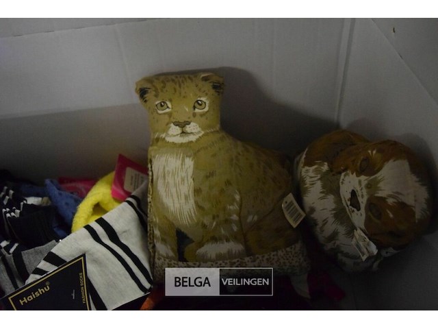 Doos met div soorten en maten sokken - afbeelding 4 van  5