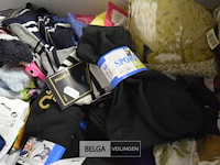 Doos met div soorten en maten sokken - afbeelding 5 van  5