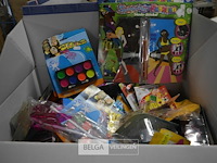 Doos met div speelgoed en make up - afbeelding 1 van  6