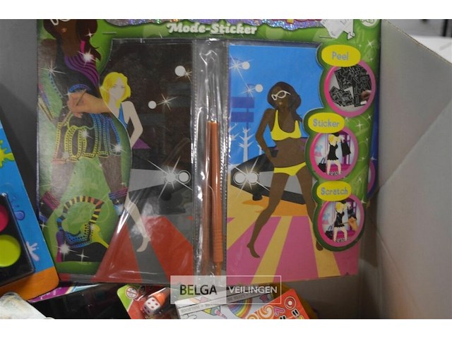 Doos met div speelgoed en make up - afbeelding 2 van  6