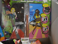 Doos met div speelgoed en make up - afbeelding 2 van  6