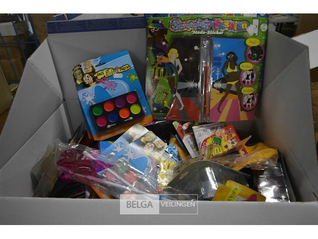 Doos met div speelgoed en make up - afbeelding 1 van  6
