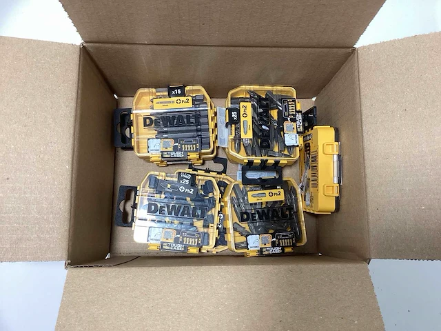 Doos met diverse dewalt bitsets - afbeelding 1 van  2