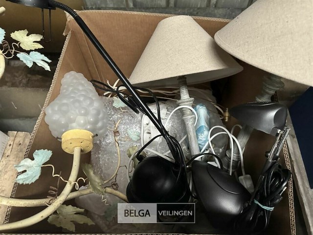 Doos met diverse verlichting - afbeelding 2 van  3