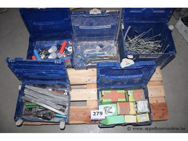 Doos met elektrische onderdelen - lampen en klemmen set steeksleutels en tangen - diverse maten doos met metalen staven doos met vloertegels - diverse kleuren - afbeelding 1 van  5