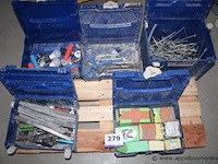 Doos met elektrische onderdelen - lampen en klemmen set steeksleutels en tangen - diverse maten doos met metalen staven doos met vloertegels - diverse kleuren - afbeelding 1 van  5