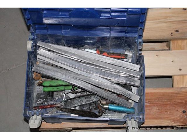 Doos met elektrische onderdelen - lampen en klemmen set steeksleutels en tangen - diverse maten doos met metalen staven doos met vloertegels - diverse kleuren - afbeelding 2 van  5