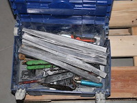 Doos met elektrische onderdelen - lampen en klemmen set steeksleutels en tangen - diverse maten doos met metalen staven doos met vloertegels - diverse kleuren - afbeelding 2 van  5