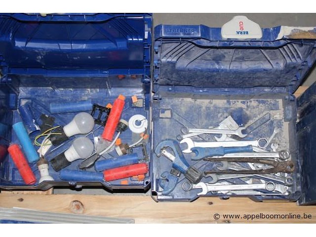 Doos met elektrische onderdelen - lampen en klemmen set steeksleutels en tangen - diverse maten doos met metalen staven doos met vloertegels - diverse kleuren - afbeelding 3 van  5