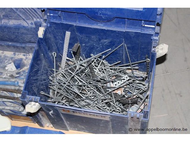 Doos met elektrische onderdelen - lampen en klemmen set steeksleutels en tangen - diverse maten doos met metalen staven doos met vloertegels - diverse kleuren - afbeelding 4 van  5