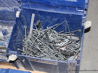 Doos met elektrische onderdelen - lampen en klemmen set steeksleutels en tangen - diverse maten doos met metalen staven doos met vloertegels - diverse kleuren - afbeelding 4 van  5