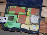 Doos met elektrische onderdelen - lampen en klemmen set steeksleutels en tangen - diverse maten doos met metalen staven doos met vloertegels - diverse kleuren - afbeelding 5 van  5