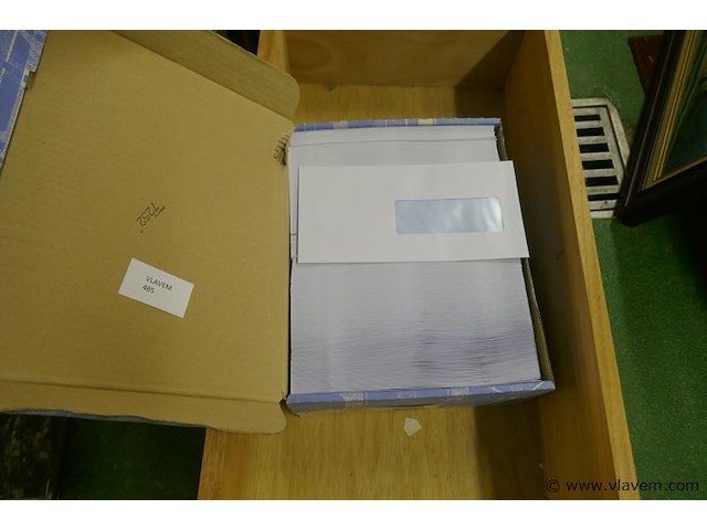 Doos met enveloppen - afbeelding 1 van  1