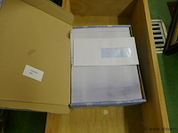 Doos met enveloppen - afbeelding 1 van  1