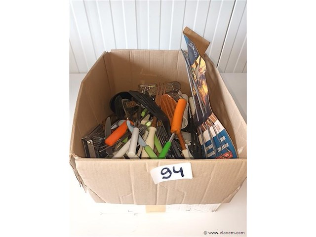 Doos met keukengerei - afbeelding 1 van  4