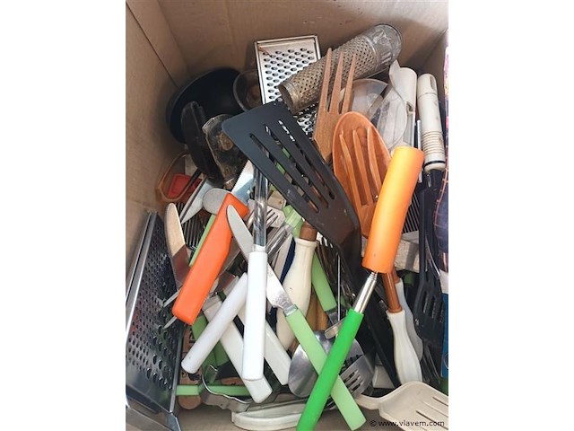 Doos met keukengerei - afbeelding 2 van  4