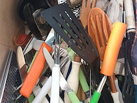 Doos met keukengerei - afbeelding 2 van  4