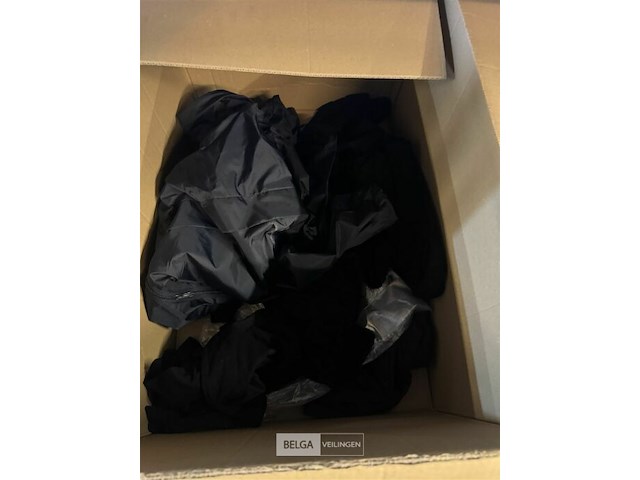 Doos met kleren t-shirts etc nieuw - afbeelding 1 van  7
