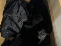 Doos met kleren t-shirts etc nieuw - afbeelding 1 van  7