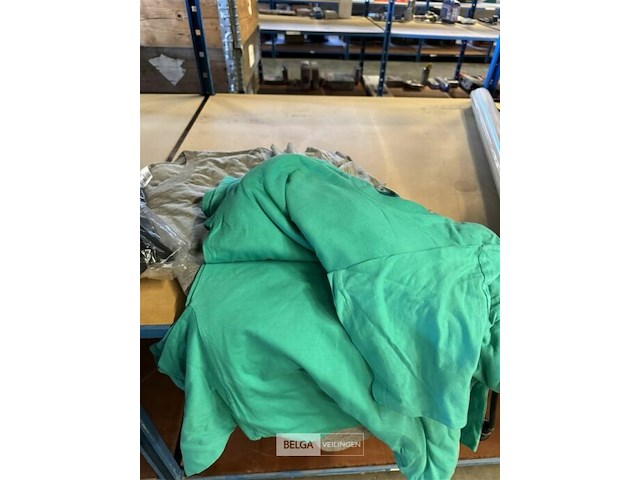 Doos met kleren t-shirts etc nieuw - afbeelding 3 van  7