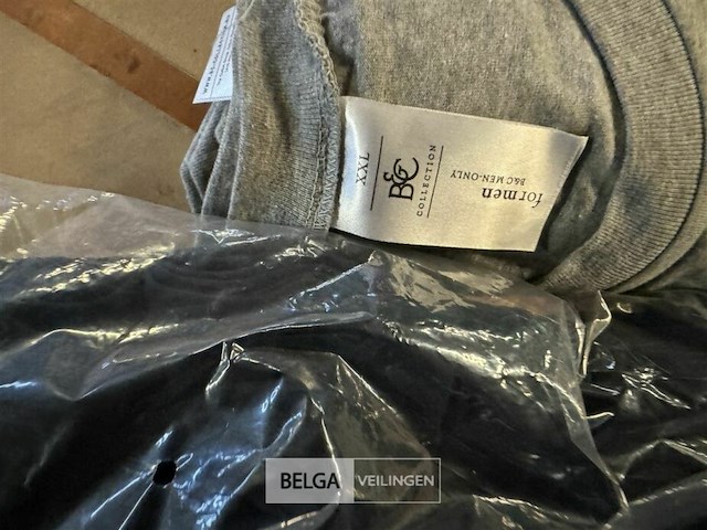 Doos met kleren t-shirts etc nieuw - afbeelding 6 van  7