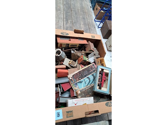 Doos met marklin en hella materiaal - afbeelding 2 van  2