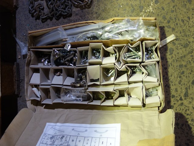 Doos met meubelbeslag - afbeelding 1 van  1