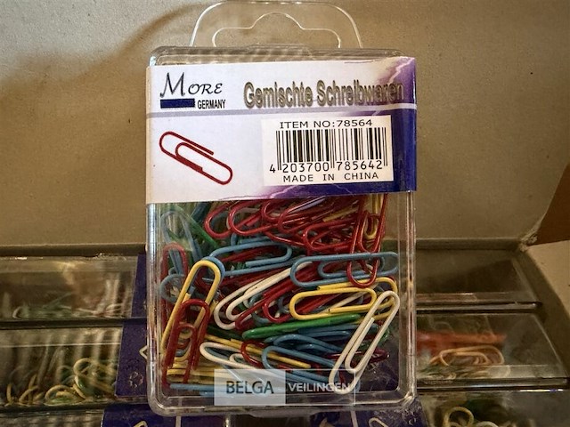 Doos met paperclips - afbeelding 2 van  2