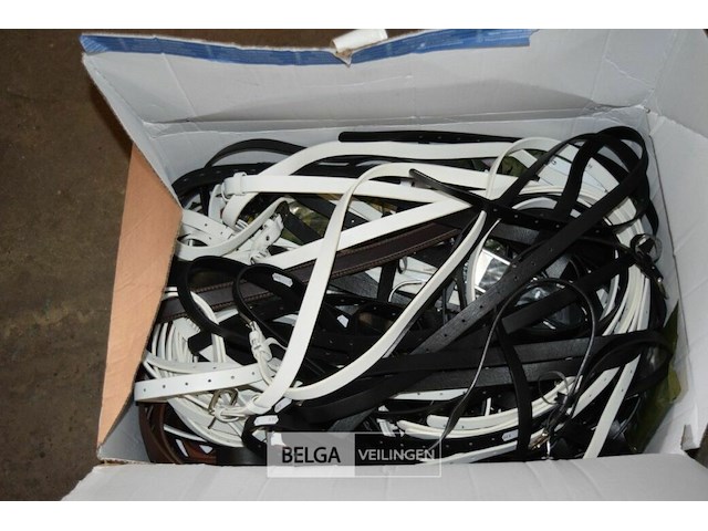 Doos met partij div. riemen - afbeelding 1 van  2