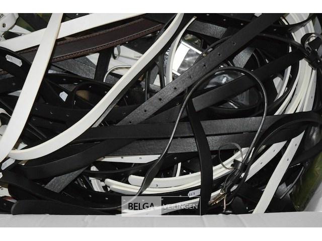 Doos met partij div. riemen - afbeelding 2 van  2