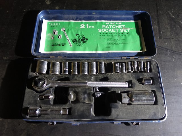 Doos met ratelsleutel en doppenset - afbeelding 1 van  6