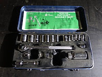 Doos met ratelsleutel en doppenset