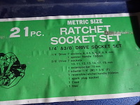 Doos met ratelsleutel en doppenset - afbeelding 2 van  6