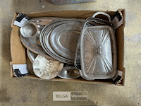 Doos met vintage metalen serveerschalen - afbeelding 1 van  4